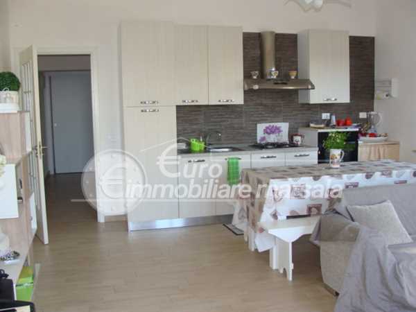 Vende Villa con terreno adiacente alla Spiaggia