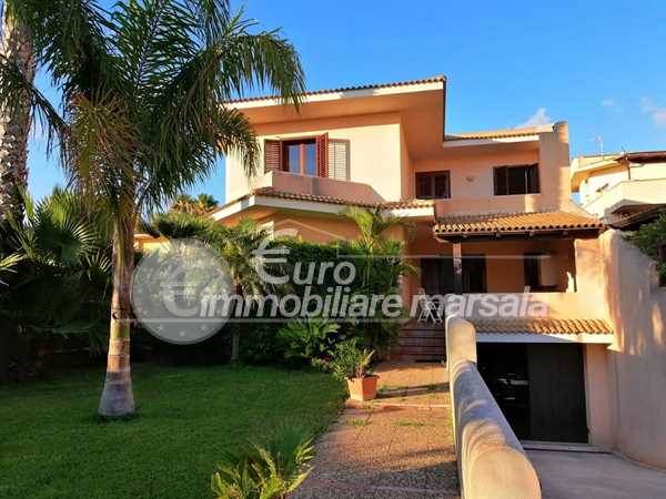 vendesi villa con giardino