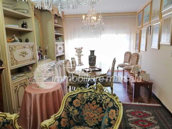 Vende ampio appartamento con piccola veranda