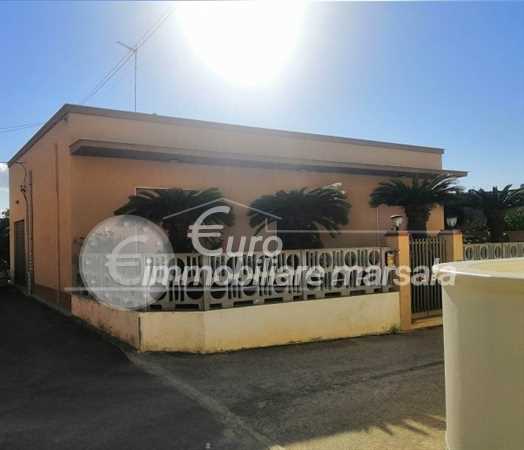 Vende villa indipendente con giardino