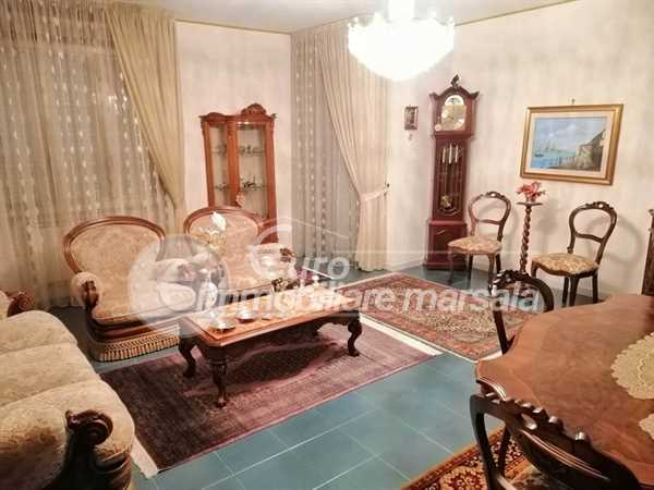 Vende ampio appartamento vicino al centro