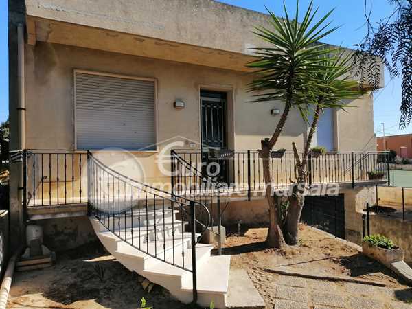 Vende casa indipendente con garage