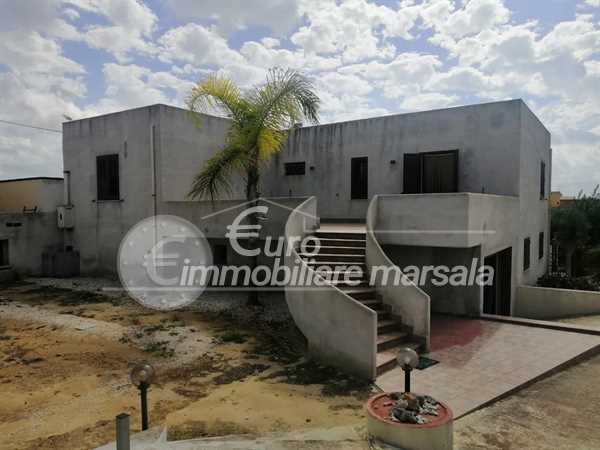 Vende villa con terreno