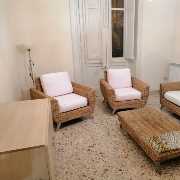 Vende casa indipendente in centro con giardino comune