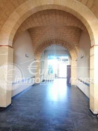 Vende locale commerciale con annesso appartamento