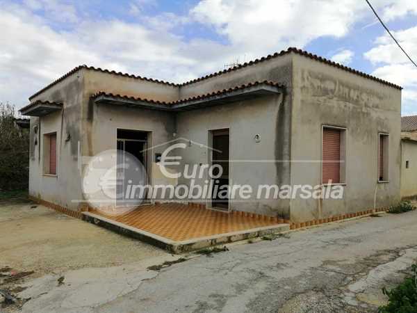 Vende casa indipendente con magazzino