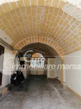 Vende casa indipendente con veranda