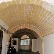 Vende casa indipendente con veranda
