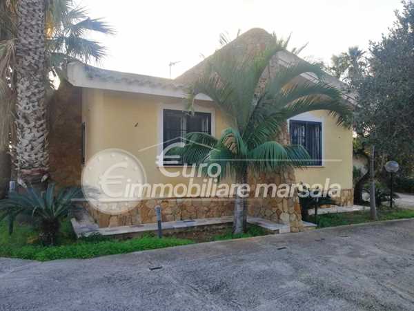 Vende villetta con terreno lato mare