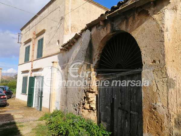 Vende casa indipendente con garage