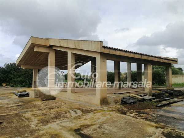 Vende villa con terreno