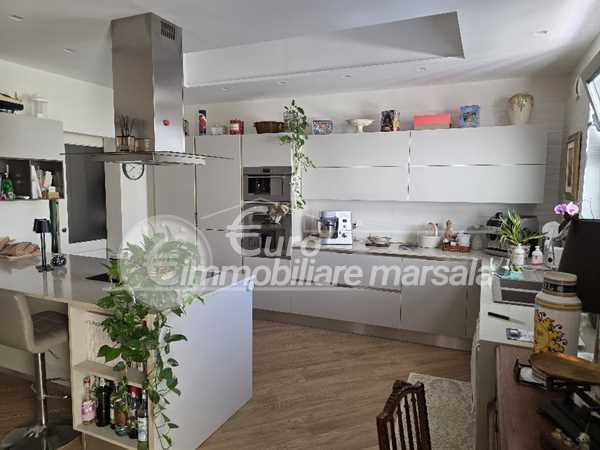 Vende casa indipendente con ampio terrazzo
