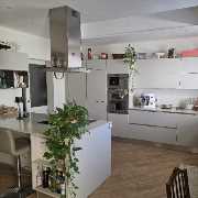 Vende casa indipendente con ampio terrazzo