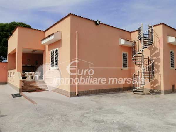 Vende villetta singola con spazio esterno