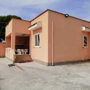 Vende villetta singola con spazio esterno