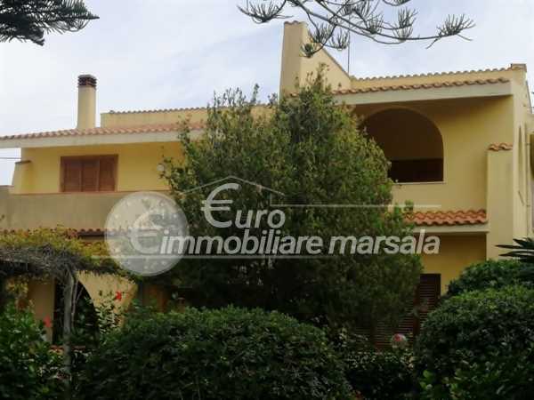 Vende villa divisa in 3 appartamenti