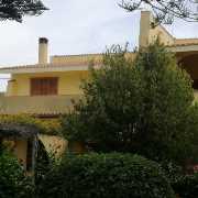 Vende villa divisa in 3 appartamenti