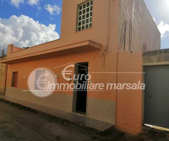 Vende casa indipendente con spazio esterno