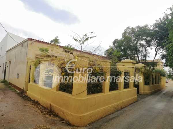 Vende casa indipendente con spazio esterno