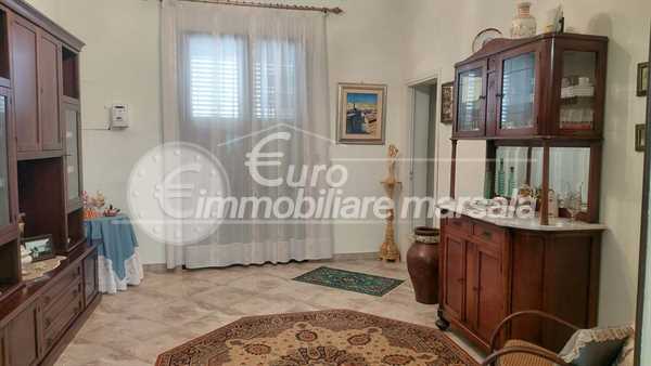 Vende casa indipendente con area libera