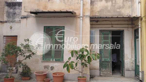 Vende casa da ristrutturare con area libera