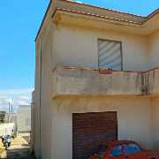 Vende casa con terreno