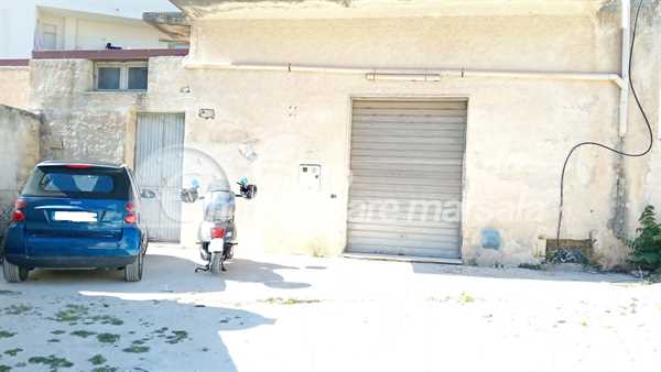 Vende locale ristrutturato
